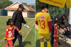 Em bé lạc vào sân tập, tuyển nữ Việt Nam mang bánh kẹo chiêu đãi