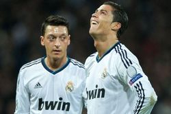 Khen Messi, Ozil bị Ronaldo hủy theo dõi