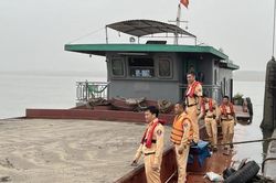 CSGT bắt quả tang tàu hút cát trái phép trên sông Hồng