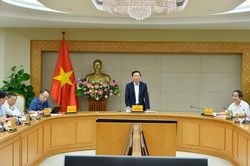 Phó Thủ tướng Trần Hồng Hà nghe báo cáo về sách giáo khoa và học phí năm học mới