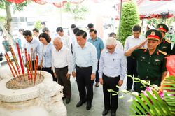 Đồng chí Nguyễn Trọng Nghĩa dâng hương tại Bia tưởng niệm Liệt sĩ và Khu lưu niệm Cụ Nguyễn Sinh Sắc