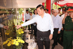 Trưởng Ban Tuyên giáo Trung ương Nguyễn Trọng Nghĩa dâng hương tại khu lưu niệm cụ Nguyễn Sinh Sắc (Bình Dương)