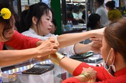 Giá vàng hôm nay 10/5: Vừa mới giảm đã bật tăng