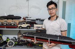 Chàng trai chế tạo mô hình tàu ngầm phóng 'ngư lôi, tên lửa'