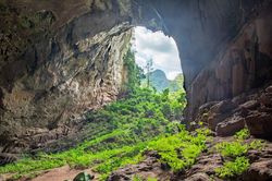 Cô gái tố hướng dẫn viên quấy rối, nửa đêm vào lều xin ngủ cùng 3 lần