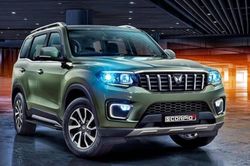 'Dài cổ' chờ giao xe, khách hàng đòi kiện hãng ô tô