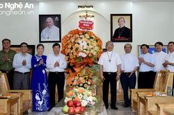 Lãnh đạo tỉnh Nghệ An chúc mừng tân Giám mục Chính tòa Giáo phận Hà Tĩnh