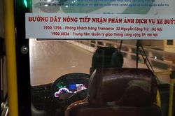 Tài xế vừa điều khiển xe vừa xem điện thoại tiềm ẩn nguy cơ mất an toàn giao thông