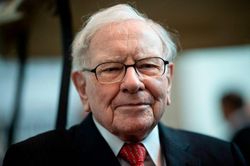 Tại sao tỉ phú Warren Buffett thích tiền mặt hơn đầu tư cổ phiếu ở hiện tại?