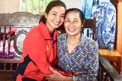 Phía sau kỳ tích được truyền thông quốc tế ngợi ca của Nguyễn Thị Oanh: Lương 7 triệu có xứng đáng?