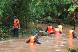 Một người đàn ông bị nước cuốn trôi sau trận mưa lớn tại Đồng Nai