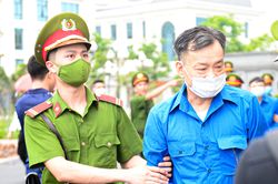 Cựu Chủ tịch Bình Thuận Nguyễn Ngọc Hai và đồng phạm bị dẫn giải đến tòa