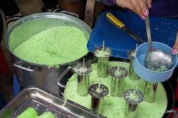 Chợt thèm món bánh ống lá dứa ăn vặt tuổi thơ dân dã một thời