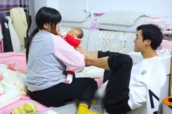 Người chồng không tay, dùng chân chăm sóc vợ mới sinh ở Trung Quốc