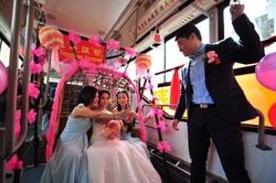 Chú rể rước dâu bằng xe buýt