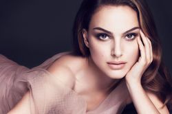 'Thiên nga đen' Natalie Portman không mặc đồ da trong 20 năm qua