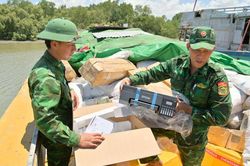 Bắt tàu chở nhiều thiết bị điện tử không rõ nguồn gốc ở vùng biển Kiên Giang