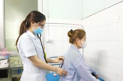 Cô gái toàn thân ngứa ngáy sau khi ăn ve sầu rang