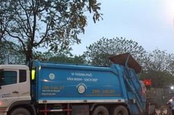 Hà Nội: Xe chở rác vẫn chình ình giờ cao điểm