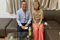 PGS.TS Nguyễn Lân Hiếu bối rối trước hành động quỳ lạy của mẹ bệnh nhân