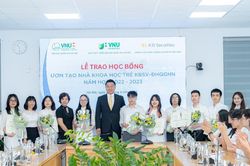 KBSV trao 40 suất học bổng đầu tiên cho sinh viên VNU