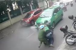 Dù bị xịt hơi cay, anh CSKV Công an TPHCM vẫn quyết lao lên khống chế đối tượng