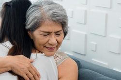 'Cái chạm' - chất xúc tác để người thân thêm gần, thêm thương