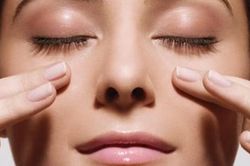 Cách tự massage giảm nếp nhăn trên mặt
