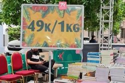 Độc lạ hội sách bán theo cân: Chỉ 49K một kí, team sưu tầm sách cũ tha hồ gói mang về