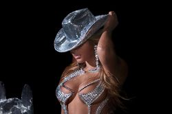 Trang phục bodysuit ánh bạc của Beyoncé trong concert