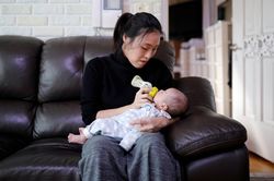 Nỗi sợ hãi của phụ nữ ở nơi có tỷ lệ sinh thấp nhất thế giới
