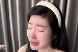 Hot girl Elly Trần khóc sưng mắt vì bị giành quyền nuôi con