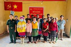 Bế giảng lớp xóa mù chữ nơi biên giới Sơn La