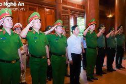 Đoàn công tác Bộ Công an dâng hoa, dâng hương tưởng niệm Chủ tịch Hồ Chí Minh
