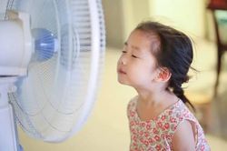 Trẻ dùng quạt và dùng điều hòa mùa nắng nóng khác nhau thế nào: Phụ huynh đặc biệt lưu ý
