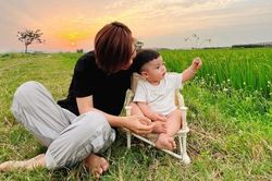 Những ông bố bà mẹ hiện đại sẵn sàng cùng con chân đất ra bụi cỏ bờ mương