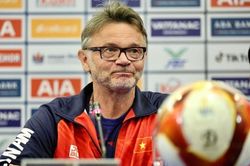 HLV Troussier thản nhiên với sai lầm phòng ngự của U22 Việt Nam