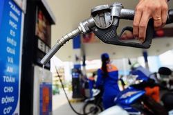Giá xăng giảm mạnh lần thứ ba liên tiếp trong vòng 1 tháng
