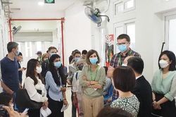 Đến trung tâm y tế quận, Đại biểu Quỹ Toàn cầu bất ngờ trước kết quả phòng, chống HIV/AIDS