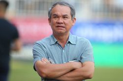 Nghe lời nói thật của HLV Troussier, mới thấu hiểu nỗi lòng bầu Đức