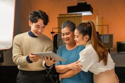 Trúc Nhân hát về tình cảm gia đình nhân dịp Ngày của Mẹ