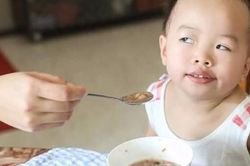 3 biểu hiện ở con khiến cha mẹ cần nhanh chóng uốn nắn