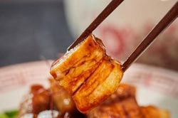 Cách kho thịt heo mềm, ngon đúng điệu mà rất đơn giản