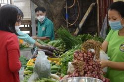 Người Sài thành đi chợ phiên mua chả rươi Hải Phòng, mơ má đào Tây Bắc