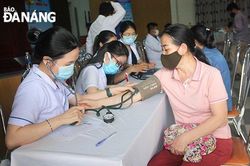 300 công nhân khó khăn được khám bệnh, phát thuốc miễn phí