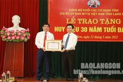 Trao tặng Huy hiệu 30 năm tuổi Đảng cho đồng chí Chủ tịch Ủy ban MTTQ Việt Nam tỉnh