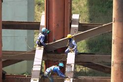 Công nhân cầu Mỹ Thuận 2 'oằn mình' làm việc dưới cái nắng thiêu đốt