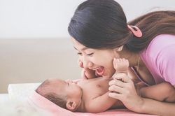 Hướng dẫn mẹ tự xoa bóp, massage giúp trẻ thư giãn, mau lớn