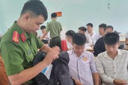 Phát hiện hàng trăm học sinh mang theo hung khí đến trường