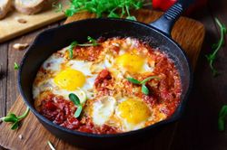 Trứng ốp la với cà chua ngon miệng cho bữa sáng